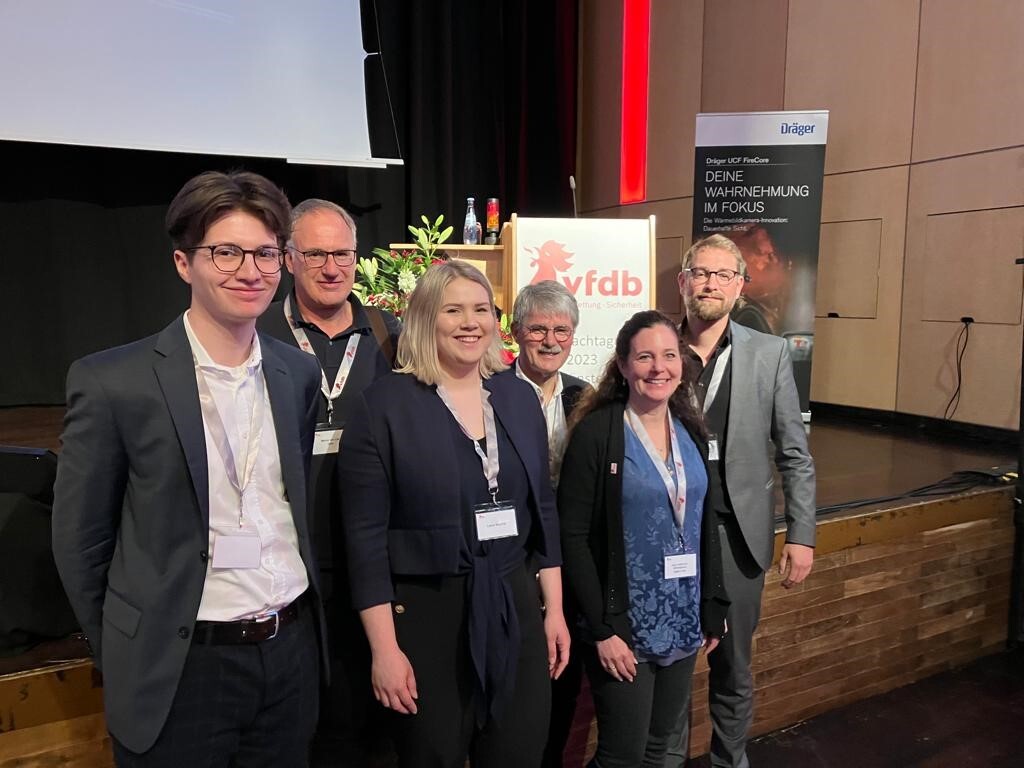Jonas Esser zusammen mit Marco van Lier, Laura Kuurne, Prof. Ernst-Peter Döbbeling, Dr. Anja Hoffmann-Böllinghaus und Dr. Sebastian Festag im Rahmen der vfdb Jahresfachtagung 2023 in Münster mit dem Vortragsblock „Brandstatistik"